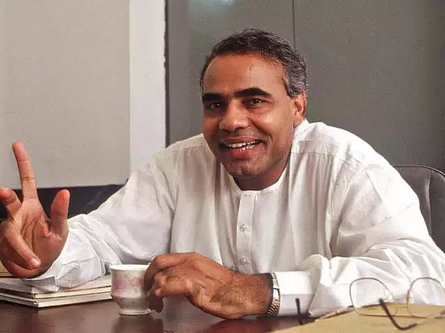 “இது எங்க கொண்டு போய் நிறுத்தபோதோ?” - ரோட்டு கடையில் டீ போட்டு கொடுத்த மேற்கு வங்க MP வீடியோ பதிவு !