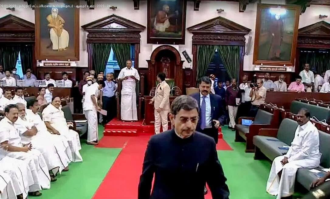 ‘இது தமிழ்நாடு ரவி.. இங்க உங்க வேலைய காட்ட முடியாது’ : தமிழ்நாடு அரசியலை பேசிய துணிவு பட வசனம் !