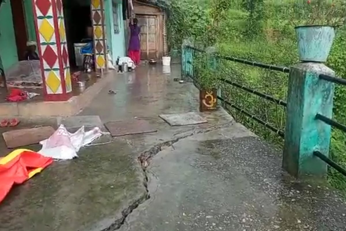 கொஞ்சம் கொஞ்சமாக மண்ணில் புதையும் கிராமம்..காணாமல் போன நூற்றுக்கணக்கான வீடுகள்..உத்தரகண்ட்டில் அதிர்ச்சி!