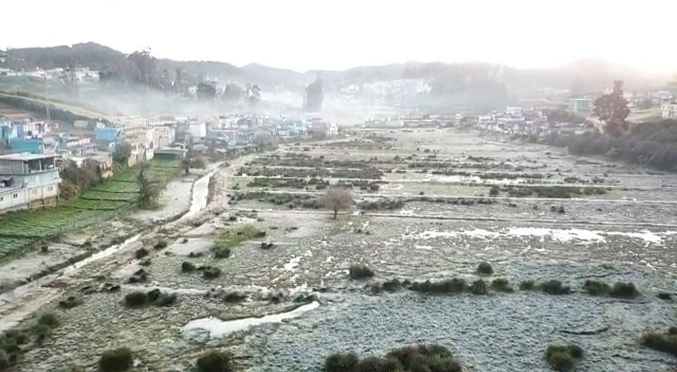 “காஷ்மீர் போகனுமா?.. கவலை வேண்டாம்.. தமிழ்நாட்டின் மினி காஷ்மீர் போங்க” : நடுங்க வைக்கும் உறைபனி!