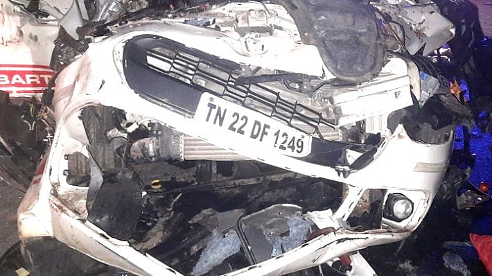 2 லாரிகளுக்கு இடையே அப்பளம் போல் நொறுங்கிய கார்.. கோர விபத்தில் ஒரே குடும்பத்தை சேர்ந்த 5 பேர் பலி!