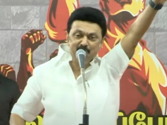 "தமிழினம்
மீண்டும் தாழ்ந்துவிடக் கூடாது": வீரவணக்க நாள் பொதுகூட்டத்தில் முதலமைச்சர் உணர்ச்சிமிகு உரை!