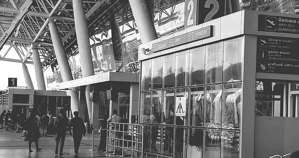 விமான நிலையத்தில் சுருண்டு விழுந்த கணவர்: அமெரிக்காவில் உள்ள மகனை பார்க்க முயன்ற தம்பதிக்கு நேர்ந்த சோகம்