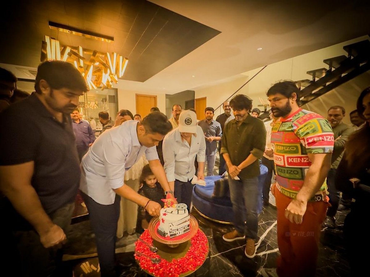 #FactCheck : “பட்டாக்கத்தியுடன் நடிகர் விஜய்..” - தொடர்ந்து அவதூறு பரப்பும் 'தினமலர்'.. நடந்தது என்ன ?