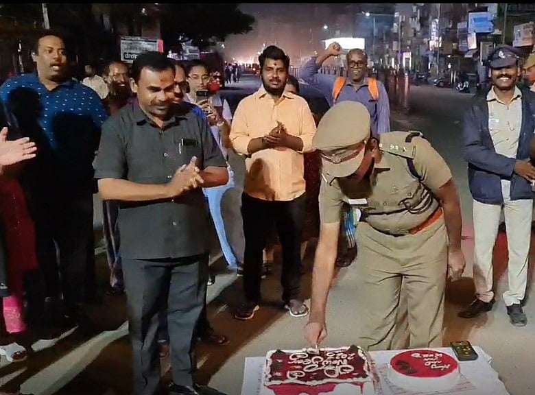 பொதுமக்களுடன் இணைந்து கேக் வெட்டி புத்தாண்டை கொண்டாடிய காவலர்கள்: வியந்து பார்த்த வெளிநாட்டுப் பயணிகள்!