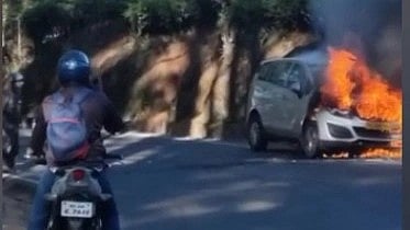 சாலையில் செல்லும்போது திடீரென பற்றி எரிந்த கார்.. பதறியடித்து ஓடிய மக்கள்: உயிர் தப்பிய 6 பேர்!