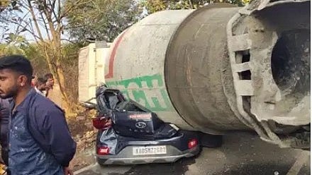 நடுரோட்டில் கவிழ்ந்த கான்கிரீட் லாரி.. அப்பளம் போல் நொறுங்கிய கார்: தாய் - மகளுக்கு நடந்த துயரம்!