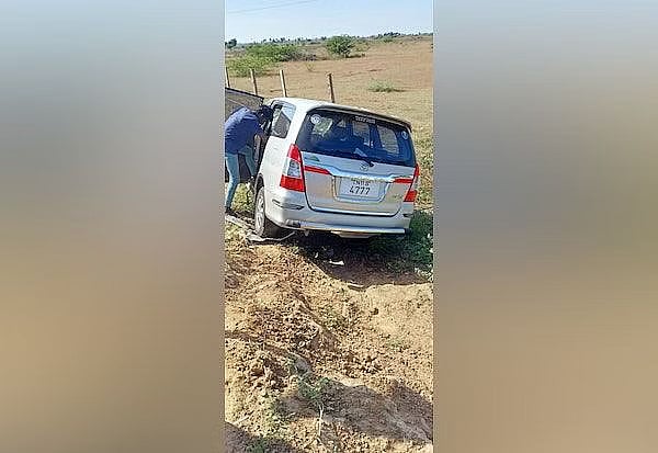 ஆட்டோ மீது மோதிய கார்.. பிறந்த குழந்தையுடன் வீடு திரும்பிக்கொண்டிருந்தபோது கோரம்: பலியான பச்சிளம் குழந்தை