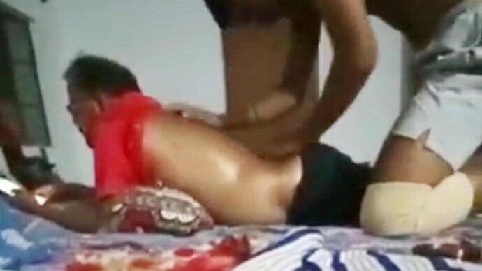 மைதானத்தில் பயிற்சியாளருக்கு மசாஜ் செய்யும் இளம் கிரிக்கெட் வீரர்.. வீடியோ வெளியானதால் பரபரப்பு !