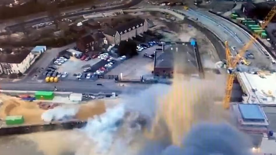 இங்கிலாந்தின் முக்கிய நகரில் வெடித்து சிதறிய வெடிகுண்டு.. பாதிப்புகளை கணக்கெடுக்கும் பணி தீவிரம் !