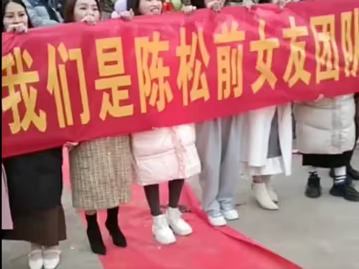 திருமணம் நடக்க வெறும் 1 நிமிஷம்தான்.. திடீரென பேனருடன் வந்த 7 முன்னாள் காதலிகள்.. ‘அப்புறம் என்ன..?!’