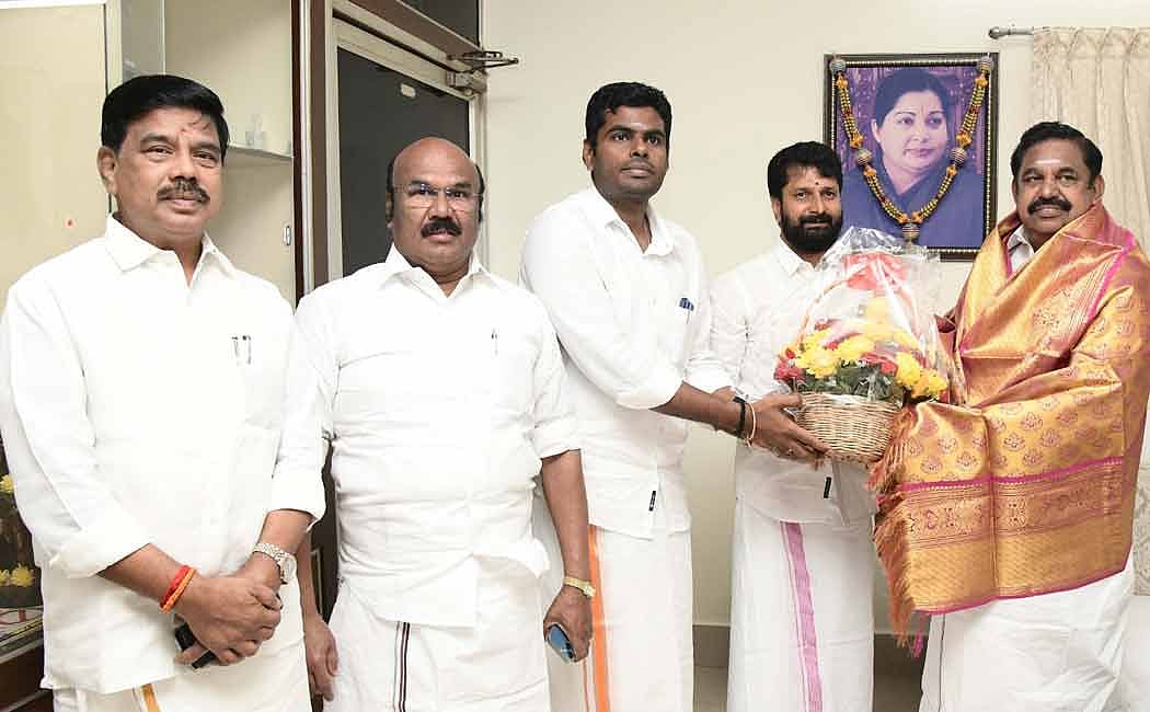 ப்ளீஸ் எங்ககூட ஓட்டு கேட்க வராதீங்க : பாஜகவினரை பார்த்து கெஞ்சும் அதிமுக நிர்வாகிகள்.. இதல்லவோ கூட்டணி!