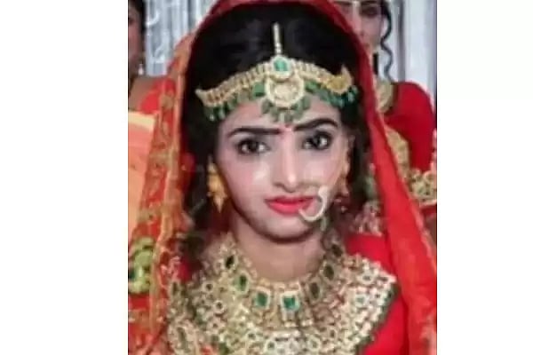 மணமேடையில் உயிரிழந்த பெண்.. மாப்பிள்ளைக்கு தங்கையை திருமணம் செய்துவைத்த குடும்பம்.. - குஜராத்தில் சோகம் !