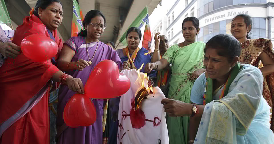 கடும் எதிர்ப்பு.. Trolls.. Memes.. - திரும்ப பெறப்பட்ட Cow Hug Day 2023 : விலங்குகள் நல வாரியம் அறிவிப்பு