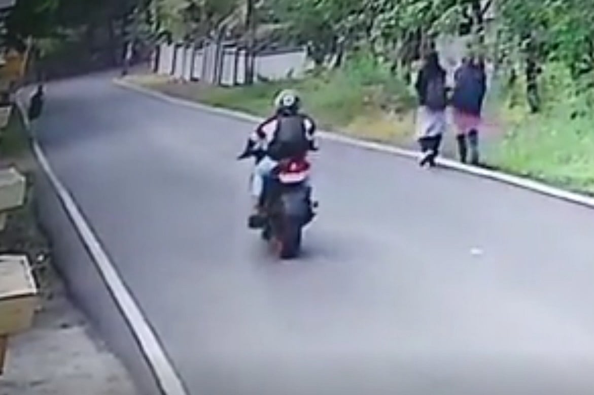 சாலையின் ஓரத்தில் நடந்து சென்ற மாணவி.. மாஸ் காட்டுகிறேன் என இளைஞர் செய்த செயலால் ஏற்பட்ட விபரீதம் !