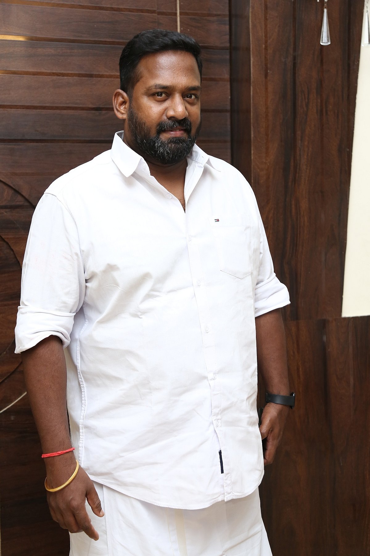 அனுமதி இல்லாமல் வளர்க்கப்பட்ட கிளிகள்.. ரோபோ சங்கர் வளர்ந்த கிளிகளை பறிமுதல் செய்த வனத்துறையினர் !