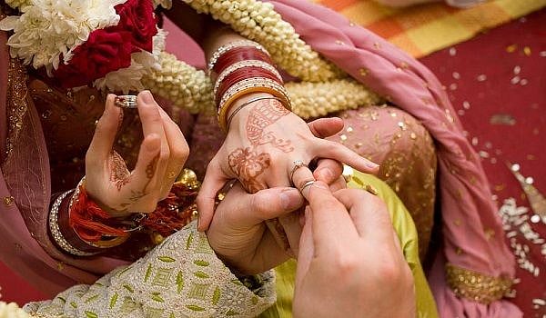 சொந்த அண்ணனை திருமணம் செய்த தங்கை.. வெளிநாடு செல்லவேண்டும் என்ற ஆசையால் நேர்ந்த அவலம்.. போலீஸ் விசாரணை !