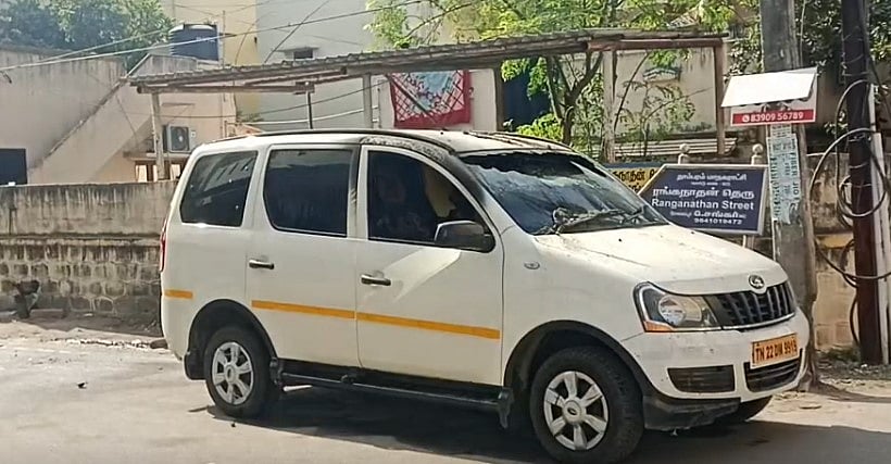 திடீரென பற்றி எரிந்த கார்.. கதவு திறக்க முடியாமல் சிக்கிய தம்பதி: நூலிழையில் உயிரை காப்பாற்றிய பொதுமக்கள்