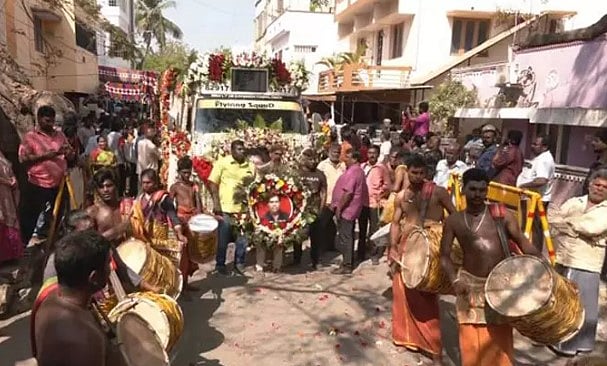 “இருந்தாலும் மறைந்தாலும் பேர் சொல்ல வேண்டும்..” - மக்கள் வெள்ளத்தில் நடிகர் மயில்சாமியின் இறுதி ஊர்வலம்!