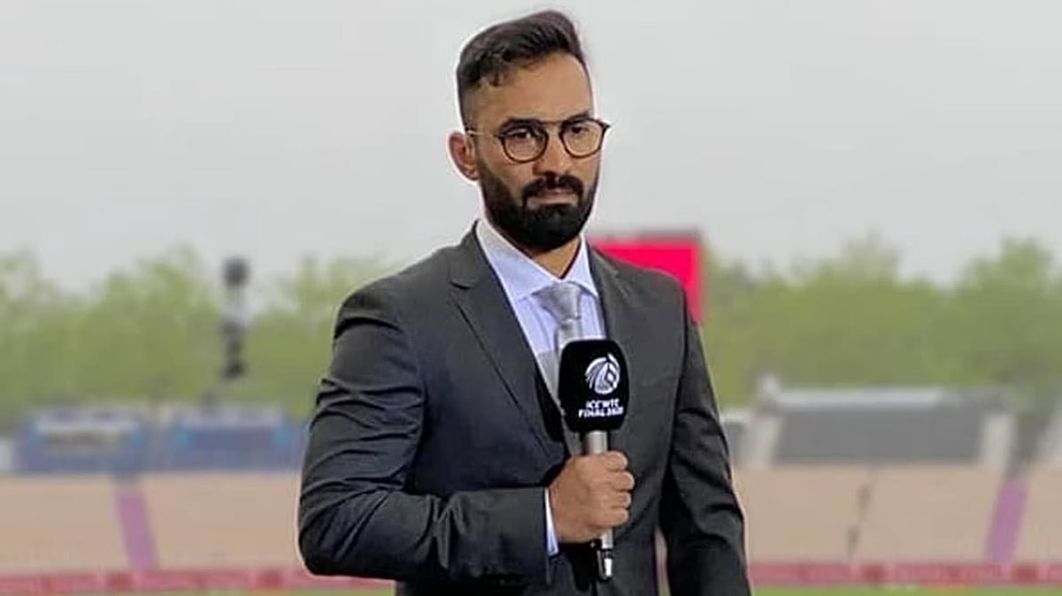 தினேஷ் கார்த்திக்கிடம் பல்பு வாங்கிய ஆஸ்திரேலிய வர்ணனையாளர்.. ரசிகர்கள் கிண்டல்.. நடந்தது என்ன ?