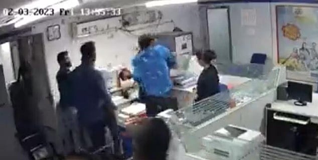 வங்கியில் புகுந்து ஊழியர் கன்னத்தில் பளாரென அடித்த வாடிக்கையாளர்: இணையத்தில் வைரலாகும் அதிர்ச்சி வீடியோ!