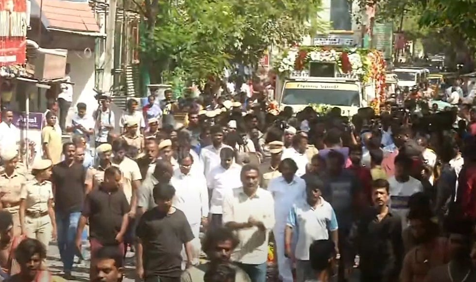 “இருந்தாலும் மறைந்தாலும் பேர் சொல்ல வேண்டும்..” - மக்கள் வெள்ளத்தில் நடிகர் மயில்சாமியின் இறுதி ஊர்வலம்!