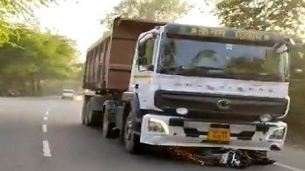 லாரிக்கு அடியில் சிக்கிய குழந்தை.. 2 கி.மீ தூரத்திற்கு இழுத்துச் செல்லப்பட்ட அவலம்.. பதைபதைக்கும் வீடியோ!