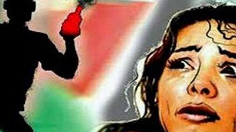 மருமகளை வலுக்கட்டாயமாக ஆசிட் குடிக்க வைத்த கொடூர மாமியார்.. உ.பி-யில் தொடரும் அவலநிலை ! - பின்னணி என்ன ?