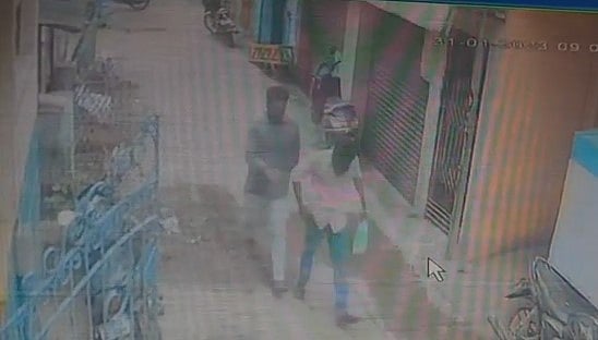 வாடகைக்கு வீடு கேட்பதுபோல் மூதாட்டியிடம் 8 சவரன் நகை கொள்ளை: முதல் திருட்டிலேயே  சிக்கிய வாலிபர்கள்!