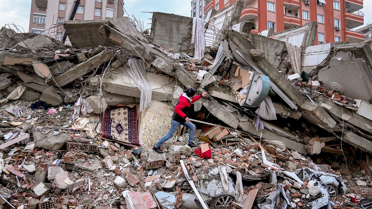 துருக்கி நிலநடுக்கத்தால் பாதிக்கப்பட்டோருக்கு ரூ.250 கோடி வழங்கிய மர்ம மனிதர்.. நெட்டிசன்கள் பாராட்டு !