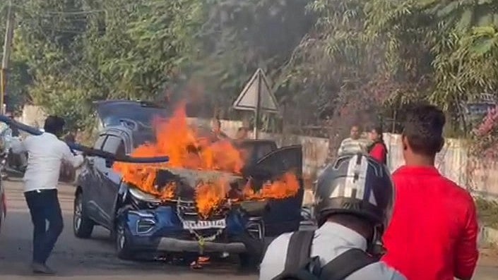 அடுத்தடுத்து மோதிய வாகனங்கள்.. சாலையில் பற்றி எரிந்த கார்: தாம்பரத்தில் பரபரப்பு!