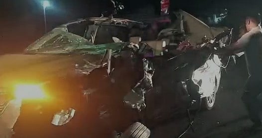 நள்ளிரவில் நடந்த கோர விபத்து.. கண்டெய்னர் லாரி மீது மோதி அப்பளம் போல் நொறுங்கிய கார்: 5 பேர் பலி!