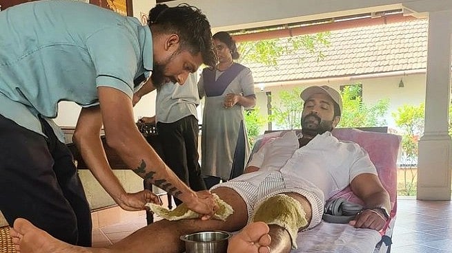 படப்பிடிப்பின் போது காலில் காயம்..  கேரளாவில் ஆயுர்வேத சிகிச்சை பெற்று வரும் பிரபல தமிழ் சினிமா நடிகர்!