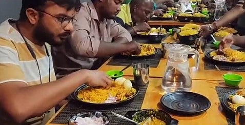 யார் சாமி இவன்.. ஒரே மூச்சாக 2.5 கிலோ பிரியாணி சாப்பிட்ட வாலிபர்: உணவு பிரியர்கள் ஆச்சரியம்!