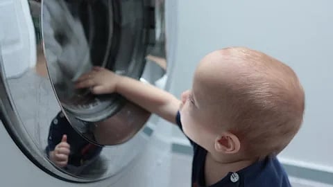 பெற்றோர்களே உஷார்..! வாஷிங் மிஷினுக்குள் இருந்த குழந்தை.. அறியாமல் துணிகளை துவைத்த தாய்.. என்ன நடந்தது ?