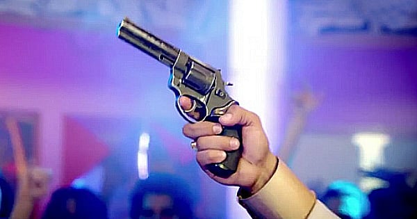 துப்பாக்கியால் சுட்டு கொண்டாட்டம்.. சோகத்தில் முடிந்த நிச்சயதார்த்த நிகழ்ச்சி: நடந்தது என்ன?