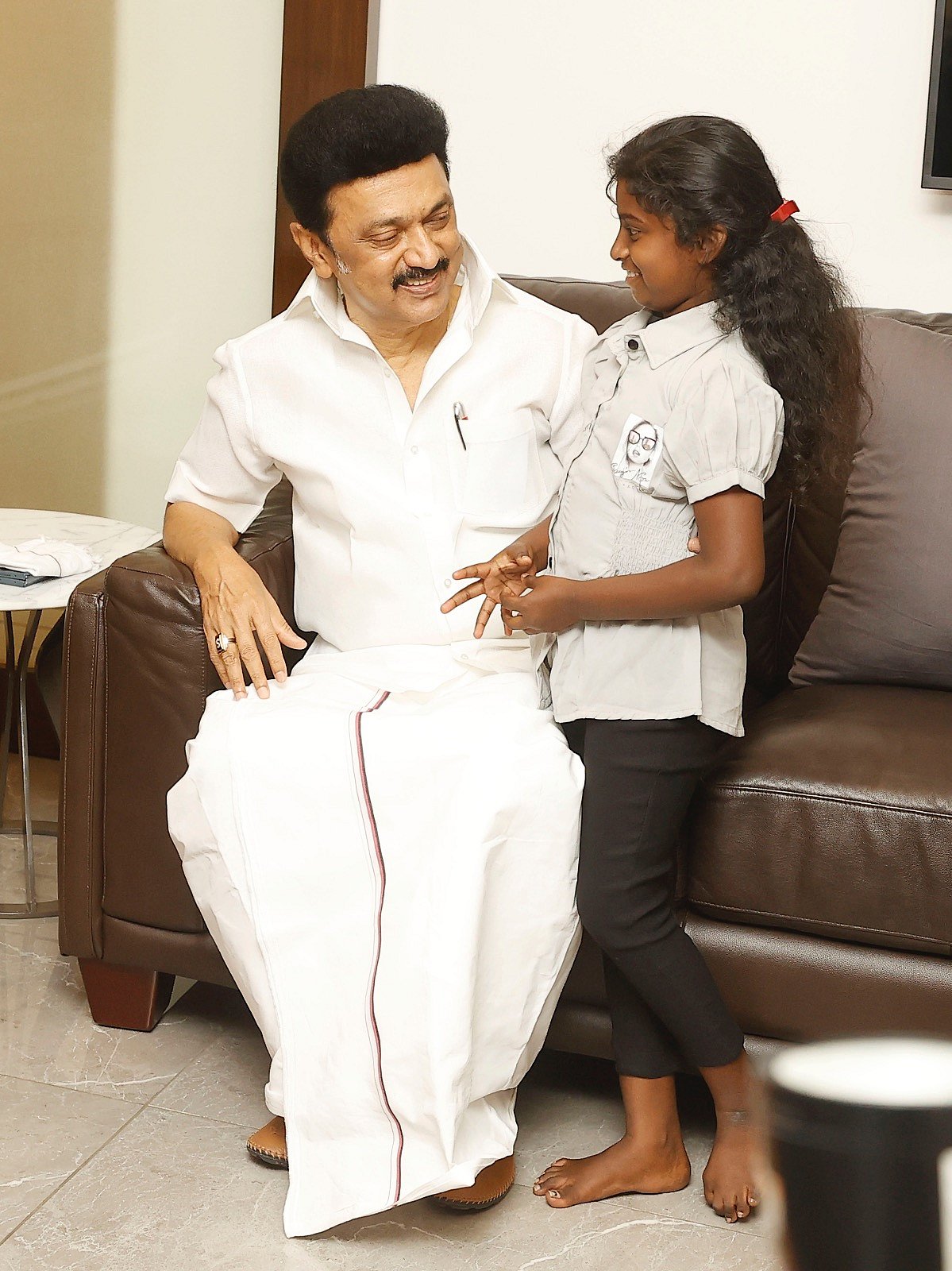 ‘தாத்தா’ என்றழைத்து அன்பை பகிர்ந்துகொண்ட சிறுமியை நேரில் அழைத்து உதவிய முதலமைச்சர் - நெகிழ்ச்சி சம்பவம்!