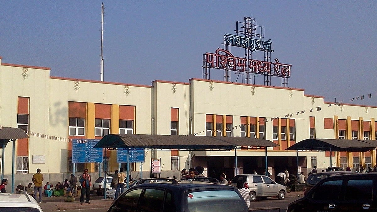 நண்பன் அடையாளத்தை திருடி அரசு ஊழியராக இருந்த நபர்:  36 ஆண்டுக்குப் பின் மகனிடம் உண்மையை சொன்ன மனைவி!