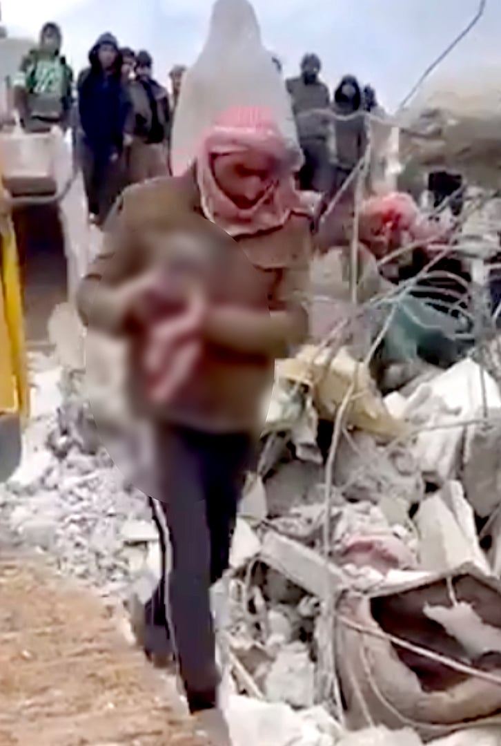 துருக்கி நிலநடுக்கம் : இடிபாடுகளுக்கு நடுவில் பிறந்த அதிசய ஆண் குழந்தை.. வீடியோ வைரல் !