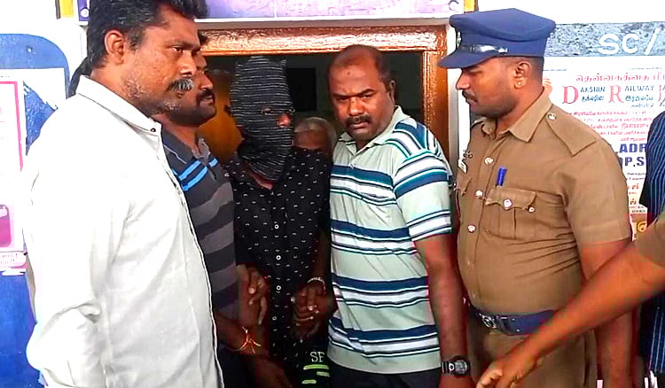 இரயில்வே கேட் பெண் ஊழியரிடம் பாலியல் அத்துமீறல்.. - கேரள இளைஞரை அதிரடியாக கைது செய்த காவல்துறை !