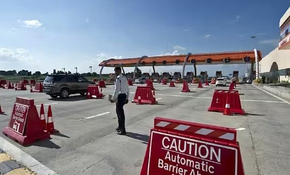 10 கிலோ மீட்டர் காருக்கு அடியில் இழுத்துச் செல்லப்பட்ட நபர்.. சுங்கச்சாவடியில் கண்டெடுக்கப்பட்ட உடல்!