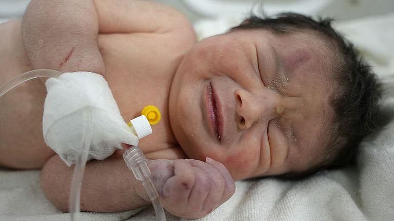 துருக்கி - சிரியா : பூகம்பத்தின் நடுவே பிறந்த அதிசய பெண் குழந்தை.. தத்தெடுக்க ஆர்வம் காட்டும் மக்கள்..!