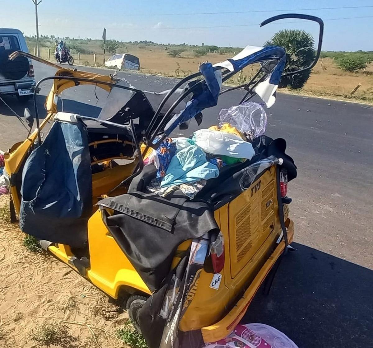 ஆட்டோ மீது மோதிய கார்.. பிறந்த குழந்தையுடன் வீடு திரும்பிக்கொண்டிருந்தபோது கோரம்: பலியான பச்சிளம் குழந்தை