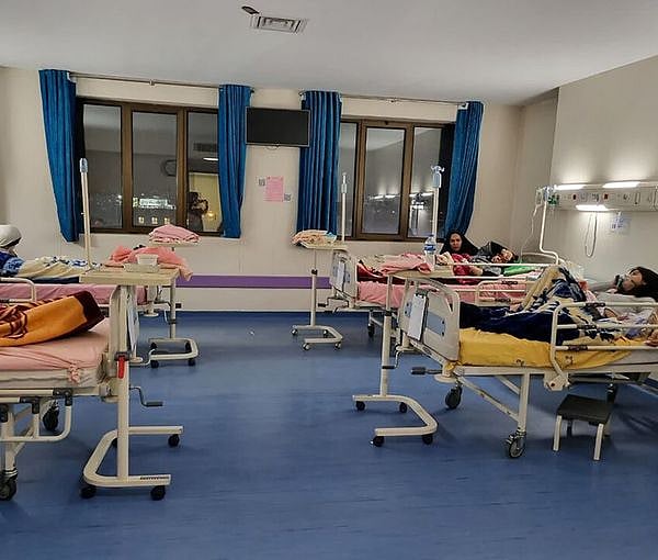 ஒன்றன் பின் ஒன்றாக சுருண்டு விழுந்த சிறுமிகள்.. ஈரானில் பள்ளி செல்வதை தடுக்க விஷத்தை பரப்பிய கொடூரர்கள் !