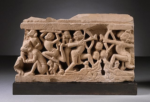 பிற்படுத்தப்பட்டோர், தலித், பெண்களை இழிவுபடுத்துகிறது- வடமாநிலங்களில் எரிக்கப்பட்ட துளசிதாசரின் ராமாயணம்!