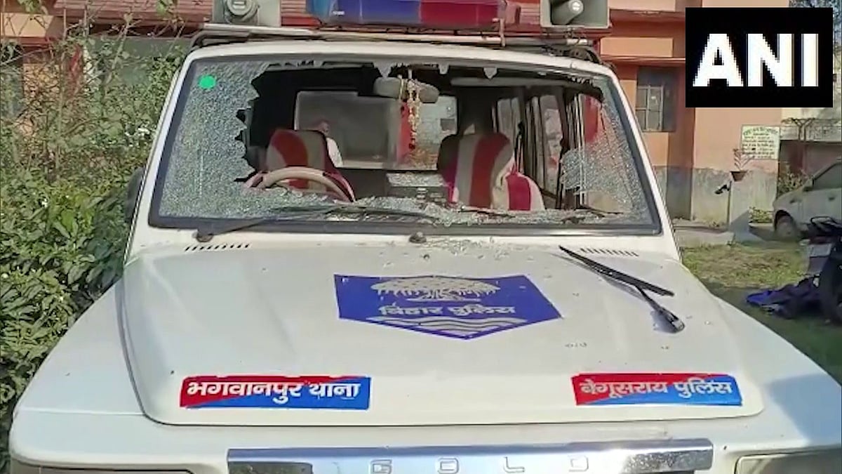 துப்பாக்கியால் இளைஞர் சுட்டு கொலை.. காவல் நிலையத்தை சூறையாடிய கிராம மக்கள்.. பீகாரில் அதிர்வலை !