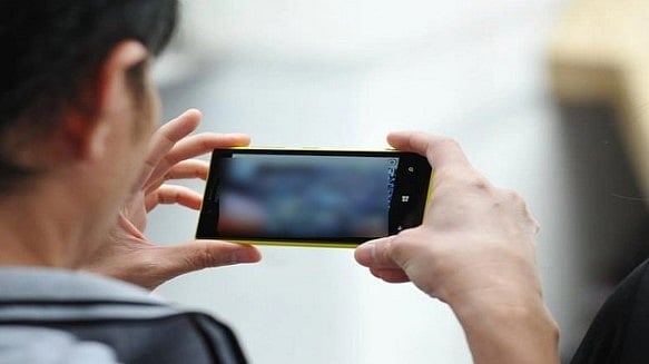 ஆபாச படம் காண்பித்து மாணவியிடம் அத்துமீற முயன்ற வாலிபர்.. தக்க பாடம் புகட்டிய போலிஸ்!