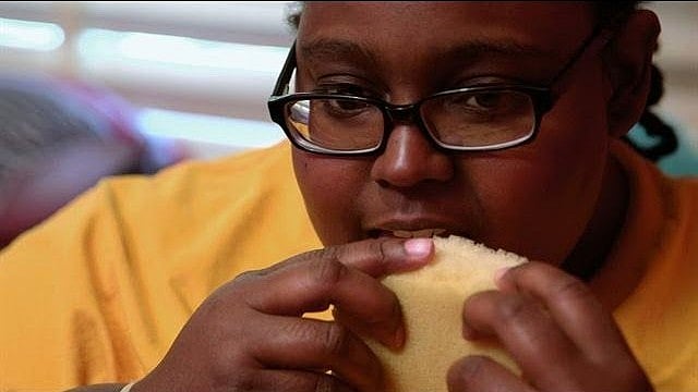 இப்படியும் சிலர்.. 20 ஆண்டுகளாக பஞ்சு மெத்தையை சாப்பிட்டு உயிர் வாழும் இளம் பெண்! 