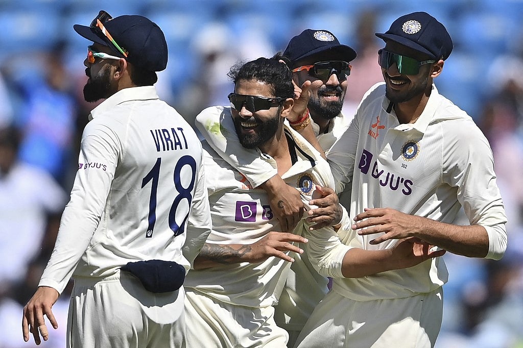 பந்தை சேதப்படுத்தினாரா ஜடேஜா ? கொதித்தெழுந்த ஆஸ்திரேலிய ரசிகர்கள்.. இந்திய அணியின் விளக்கம் என்ன ? 