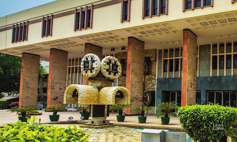 “12-ம் வகுப்பு மாணவி எப்படி மைனர்..?” - போக்ஸோ வழக்கில் போலிஸாரிடம் டெல்லி நீதிபதி கேள்வி !